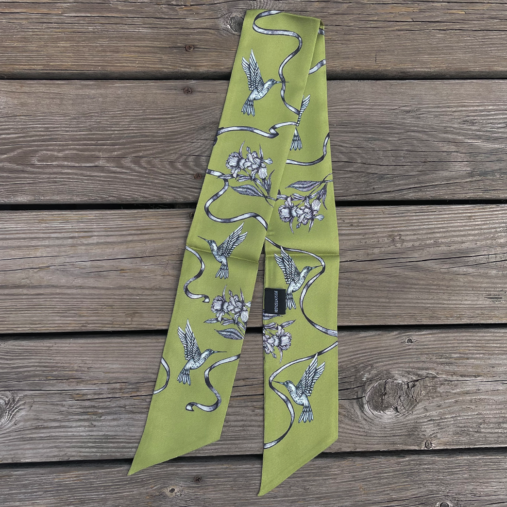 Minisidensjal med kolibris och blommor på olivgrön bakgrund