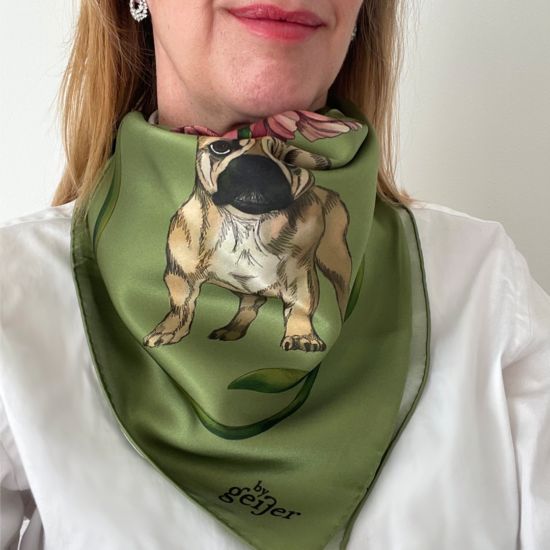 Mellansidensjal med bulldogs och pioner på oliv bakgrund.
