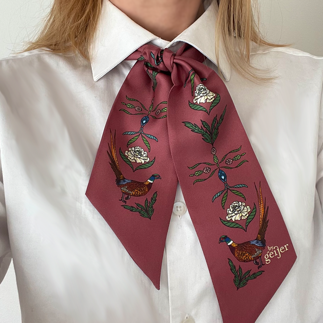 Minisidensjal med fasaner och blommor på plommonfärgad bakgrund.
