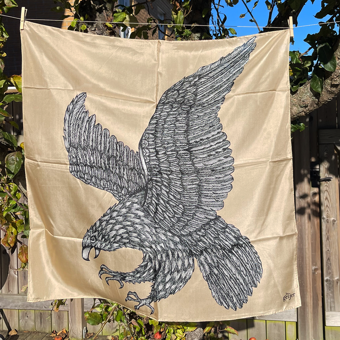 Sjal i 100% siden - Skimrande guldton med tecknad örn - By Geijer