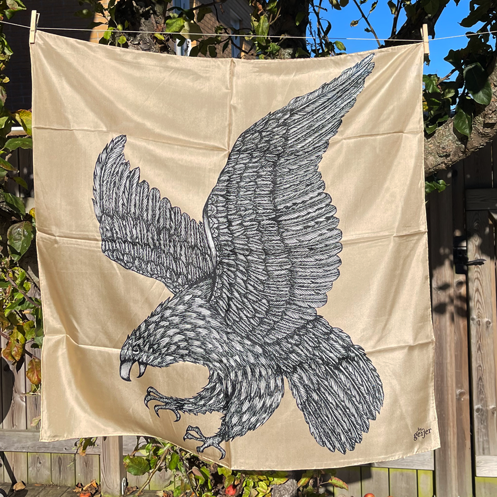 Sjal i 100% siden - Skimrande guldton med tecknad örn - By Geijer