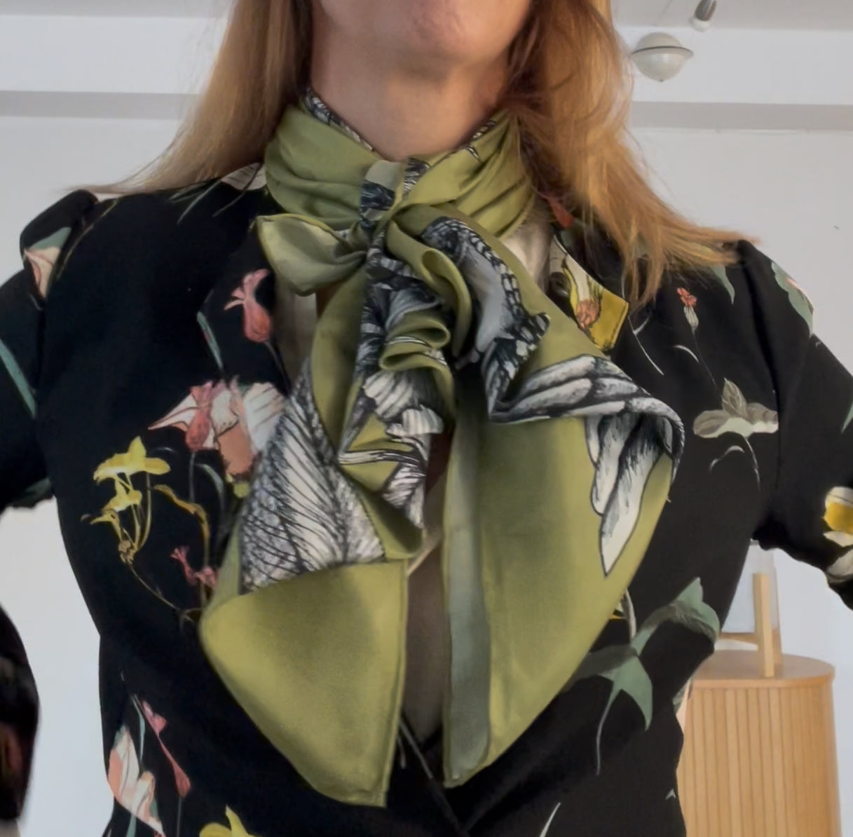 Sjal i 100% siden - Kolibris och irisblommor på olivgrön bakgrund - By Geijer