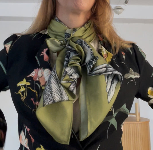 Sjal i 100% siden - Kolibris och irisblommor på olivgrön bakgrund - By Geijer