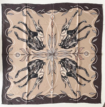 Charger l'image dans la galerie, Sjal i 100% siden - stiliga hundar på beige och bruna toner - By Geijer