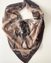 Charger l'image dans la galerie, Sjal i 100% siden - stiliga hundar på beige och bruna toner - By Geijer
