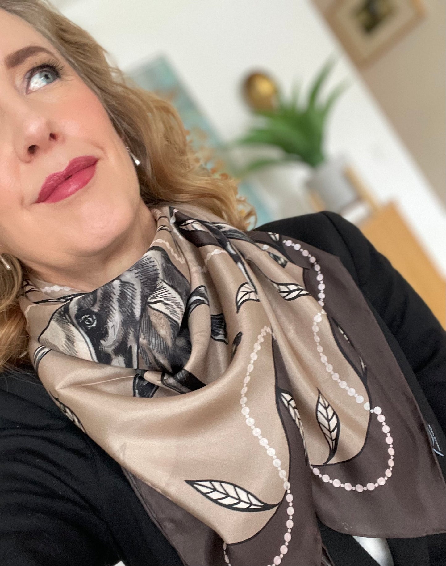Sjal i 100% siden - stiliga hundar på beige och bruna toner - By Geijer