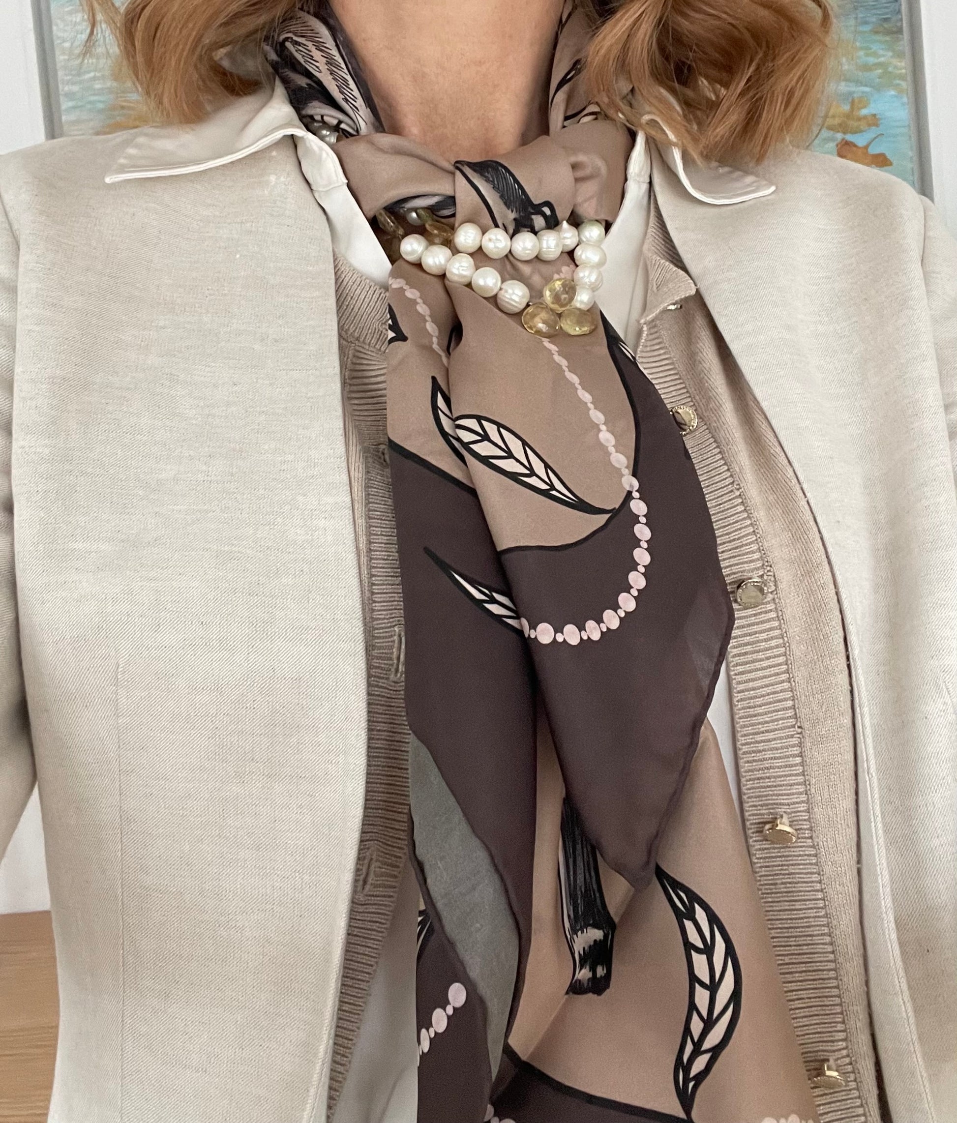 Sjal i 100% siden - stiliga hundar på beige och bruna toner - By Geijer