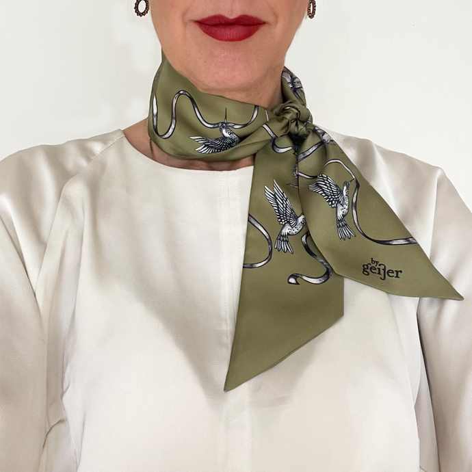 Minisidensjal med kolibris och blommor på olivgrön bakgrund - By Geijer