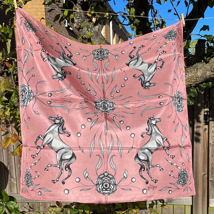 Sjal i 100% siden - Dansande hästar i ring - By Geijer