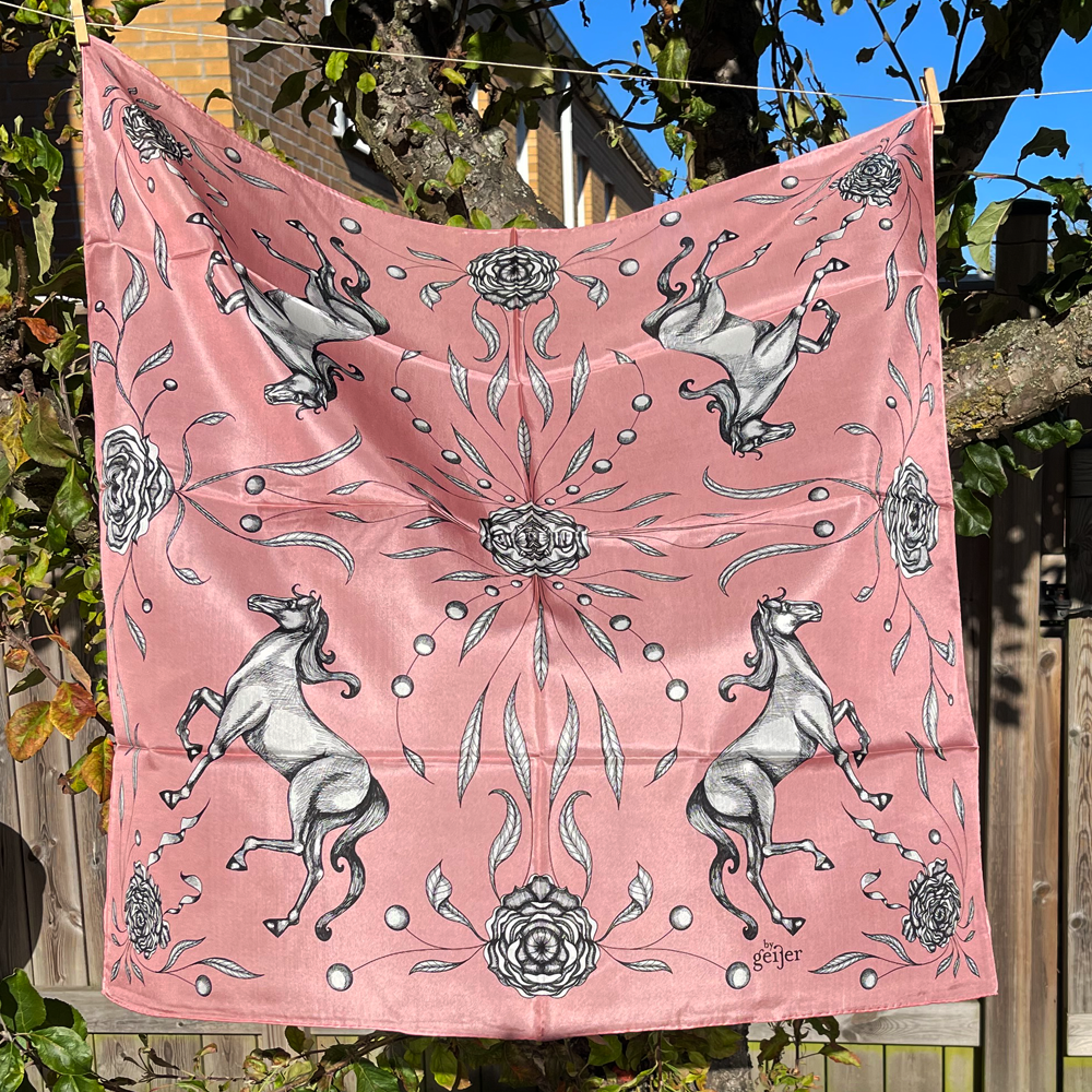 Sjal i 100% siden - Dansande hästar i ring - By Geijer