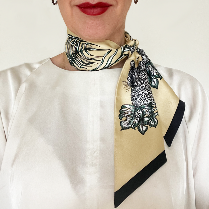 Minisidensjal med leopard och löv på champagne färgad bakgrund. - By Geijer