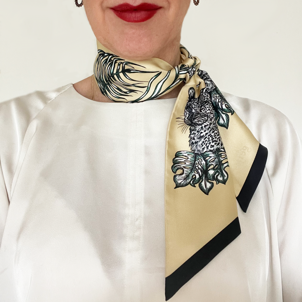 Minisidensjal med leopard och löv på champagne färgad bakgrund. - By Geijer