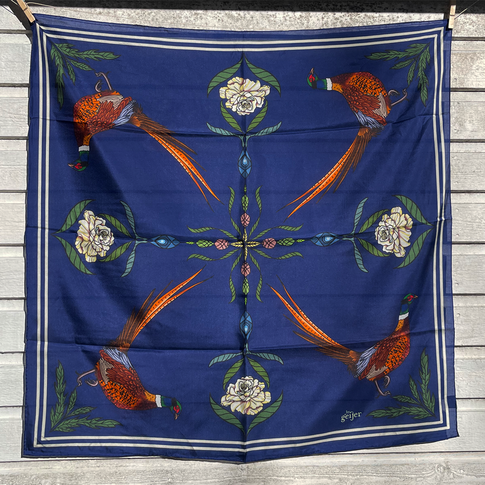 Sjal i 100% siden - Fasaner på mörkblå bakgrund - By Geijer