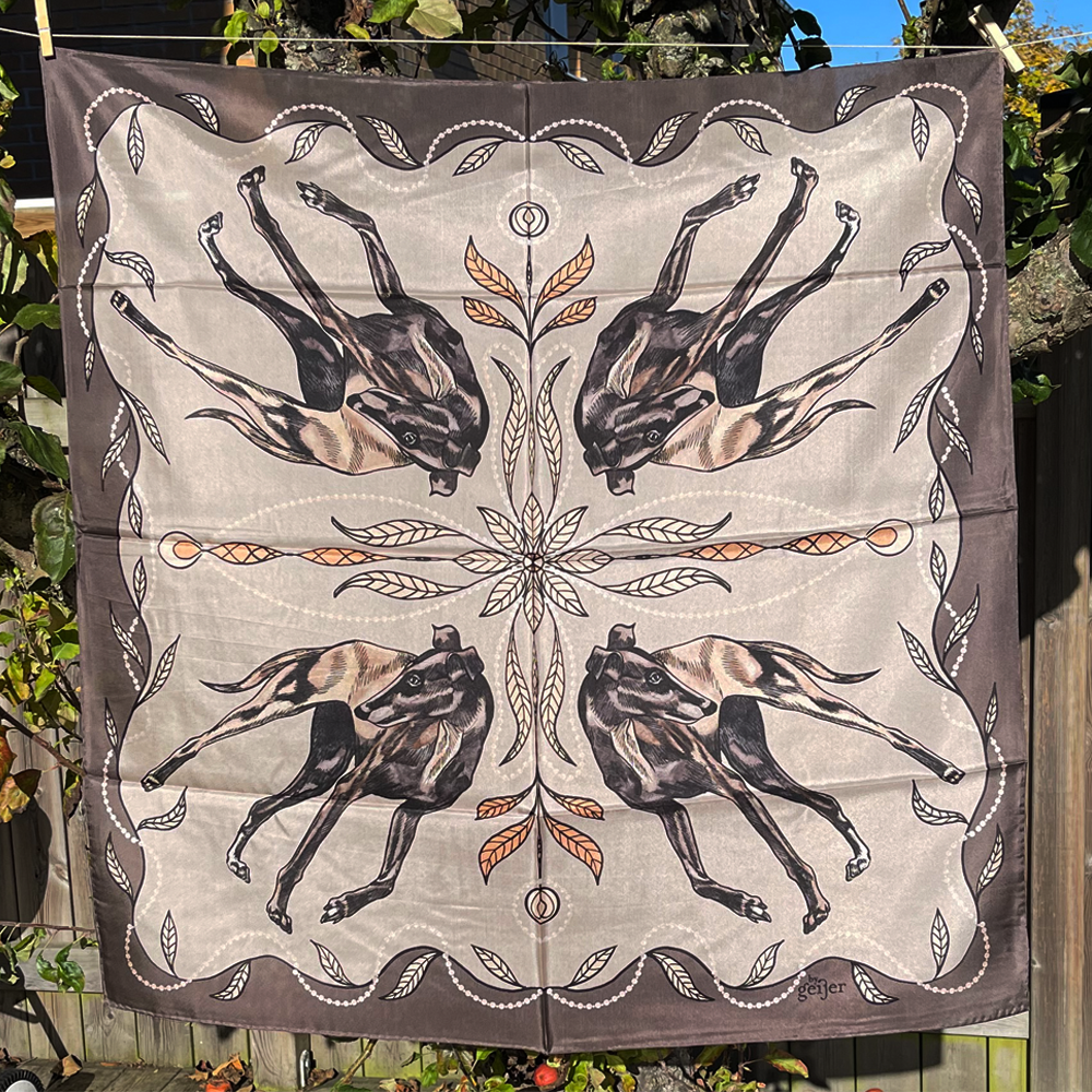 Sjal i 100% siden - stiliga hundar på beige och bruna toner - By Geijer