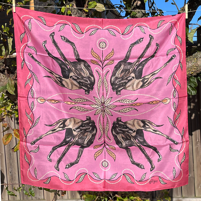 Sjal i 100% siden - Stiliga hundar på rosa bakgrund - By Geijer