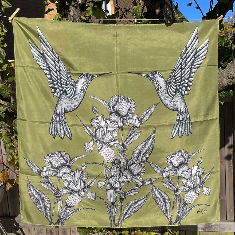 Sjal i 100% siden - Kolibris och irisblommor på olivgrön bakgrund - By Geijer