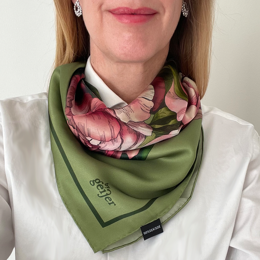 Mellansidensjal med pioner på oliv bakgrund