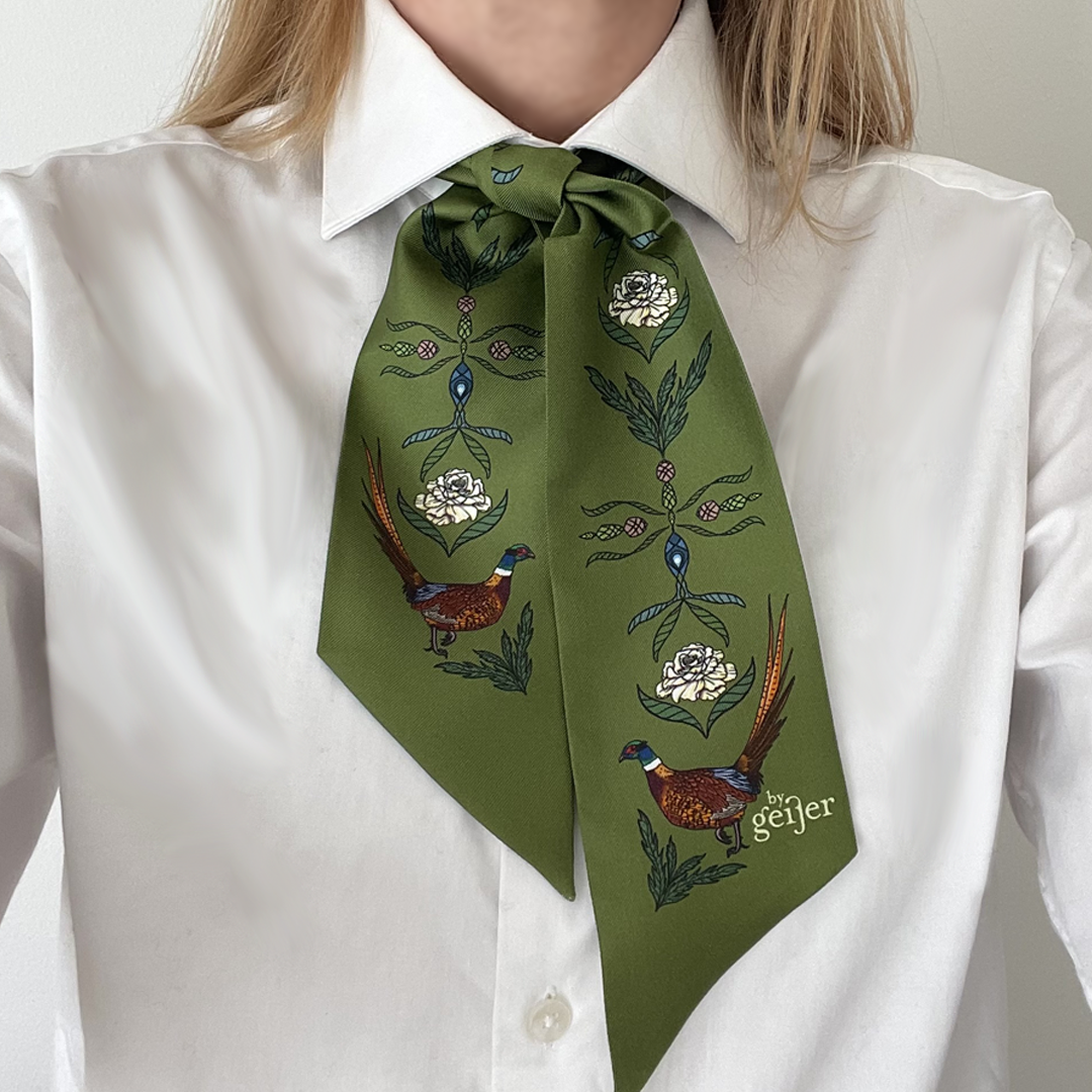 Minisidensjal med fasaner och blommor på olivgrön bakgrund