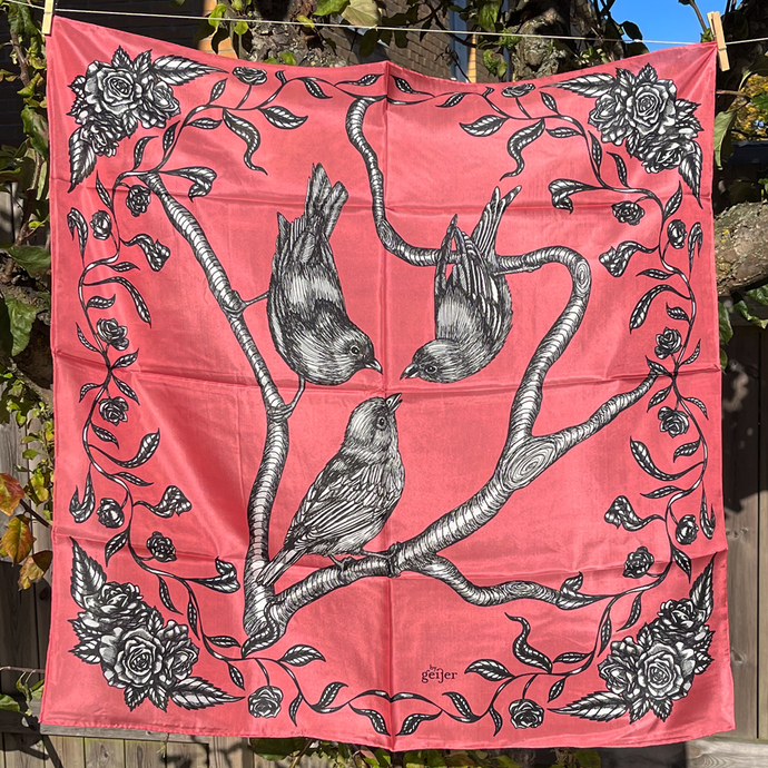 Sjal i 100% siden - Tecknade fåglar på korallfärgad bakgrund. - By Geijer