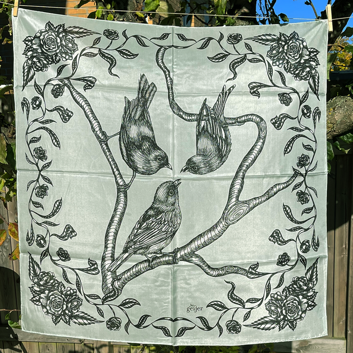 Sjal i 100% siden - Tecknade fåglar på ljusmint bakgrund - By Geijer