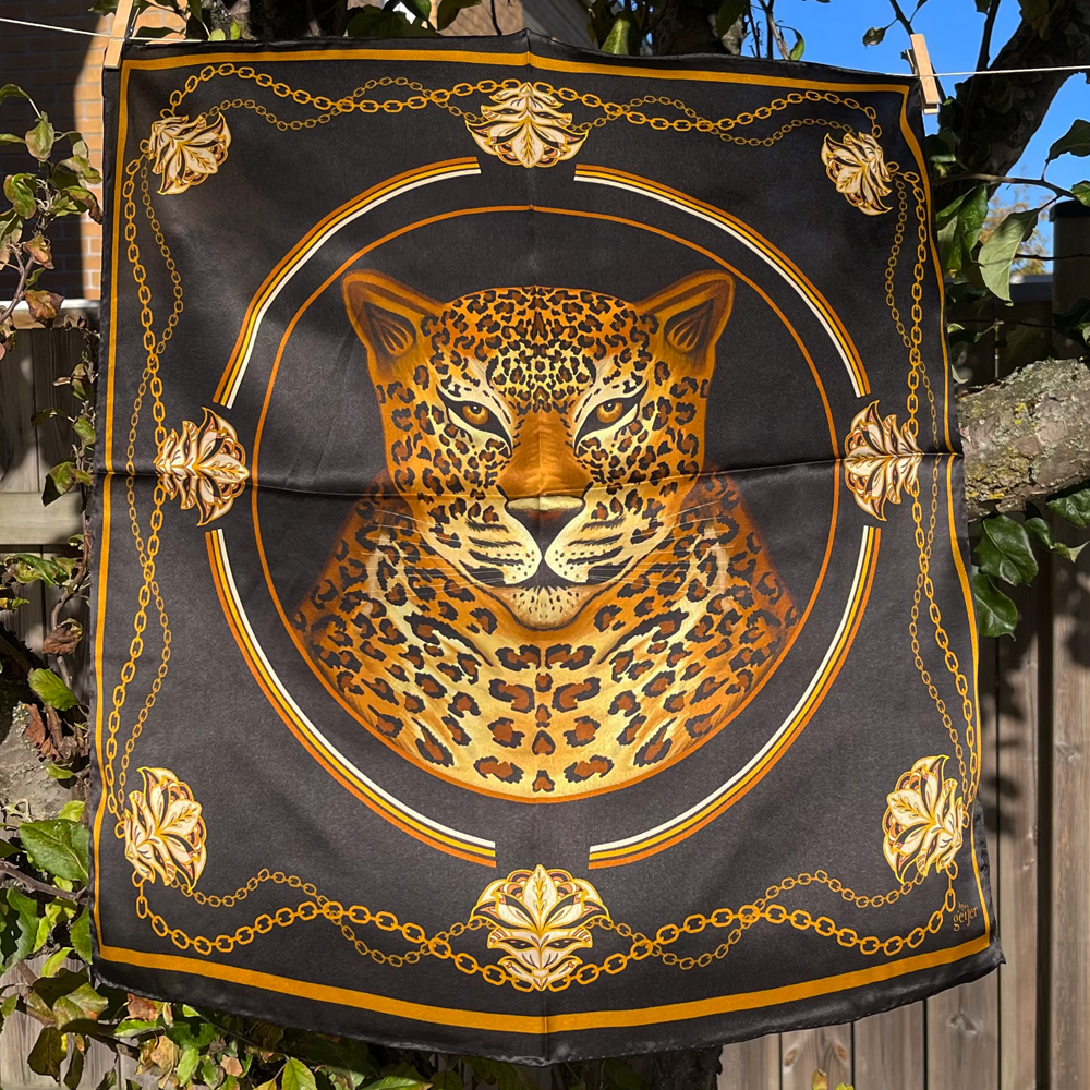 Sjal i 100% siden - leopard på svart bakgrund - By Geijer