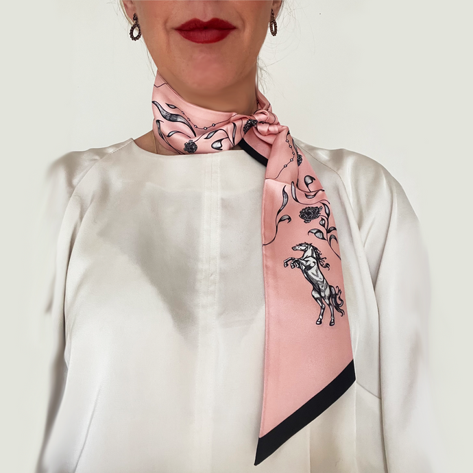 Minisidensjal med hästar och blommor på rosa bakgrund. - By Geijer